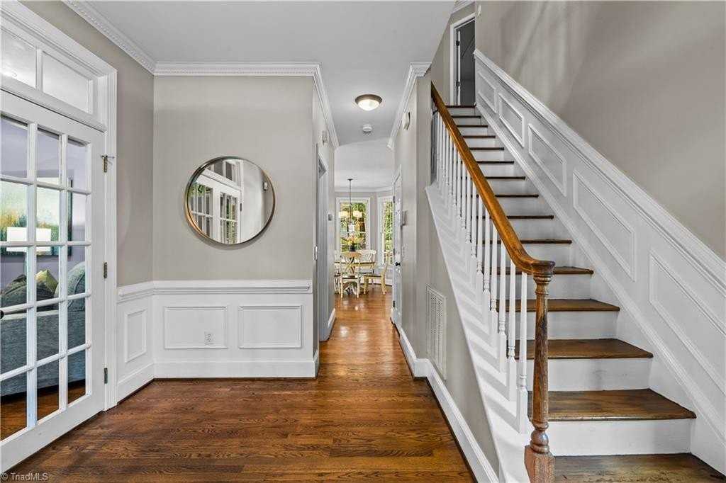 1403 Regents Park Ln - Photo 3 of 31