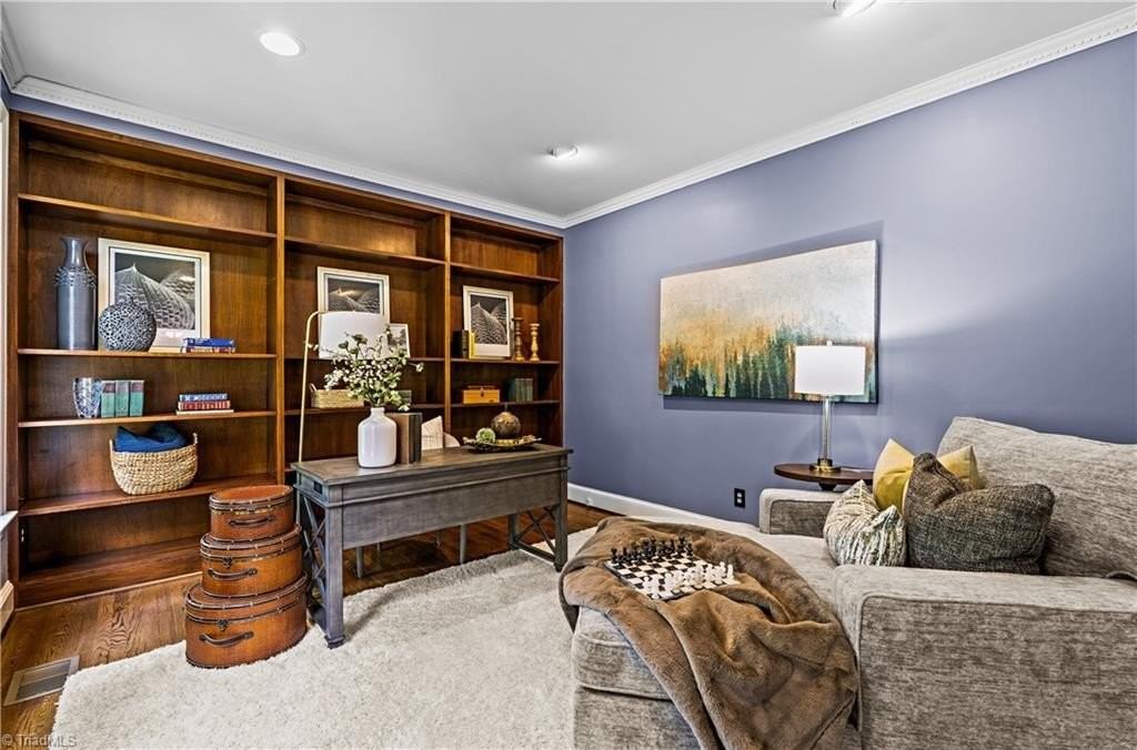 1403 Regents Park Ln - Photo 4 of 31