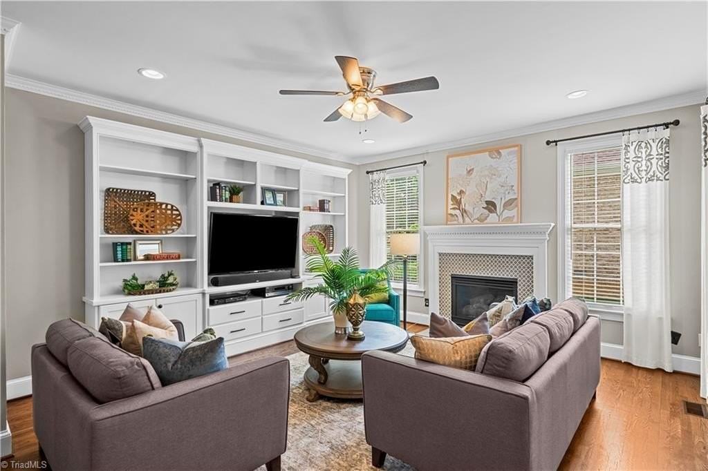 1403 Regents Park Ln - Photo 6 of 31