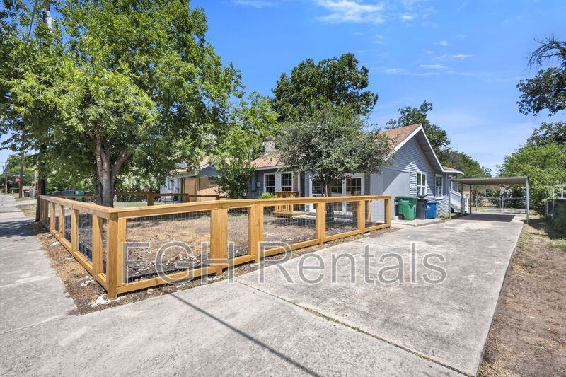 915 Canton - Photo 2 of 10