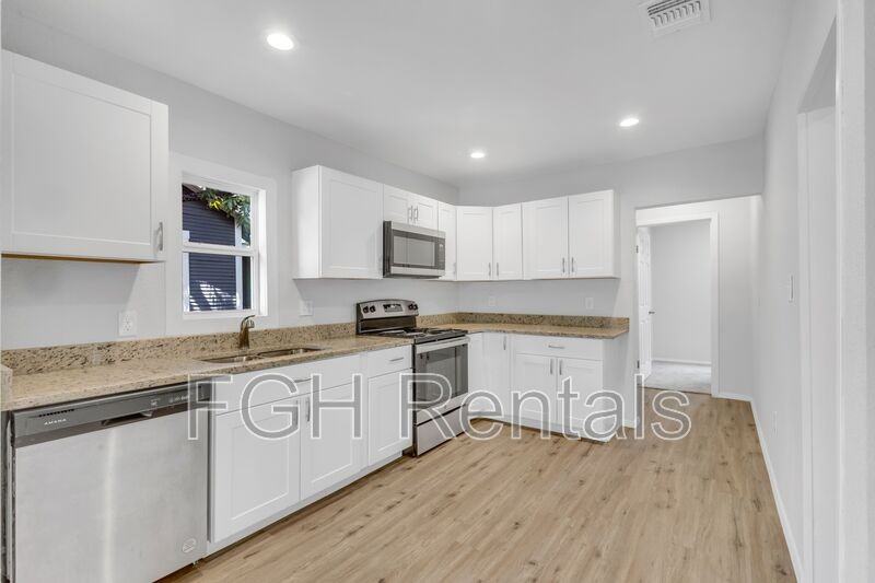 915 Canton - Photo 3 of 10