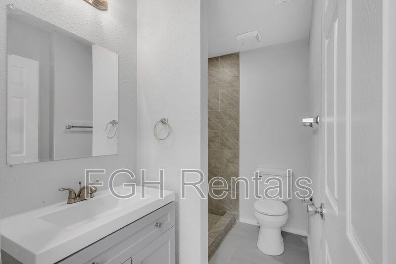 915 Canton - Photo 5 of 10