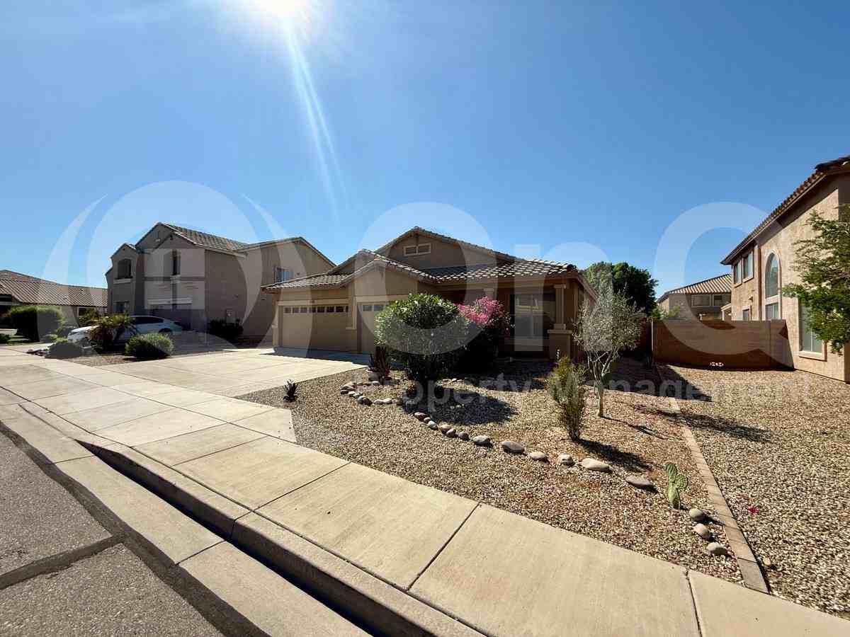 3229 W Pleasant Ln - Photo 3 of 10