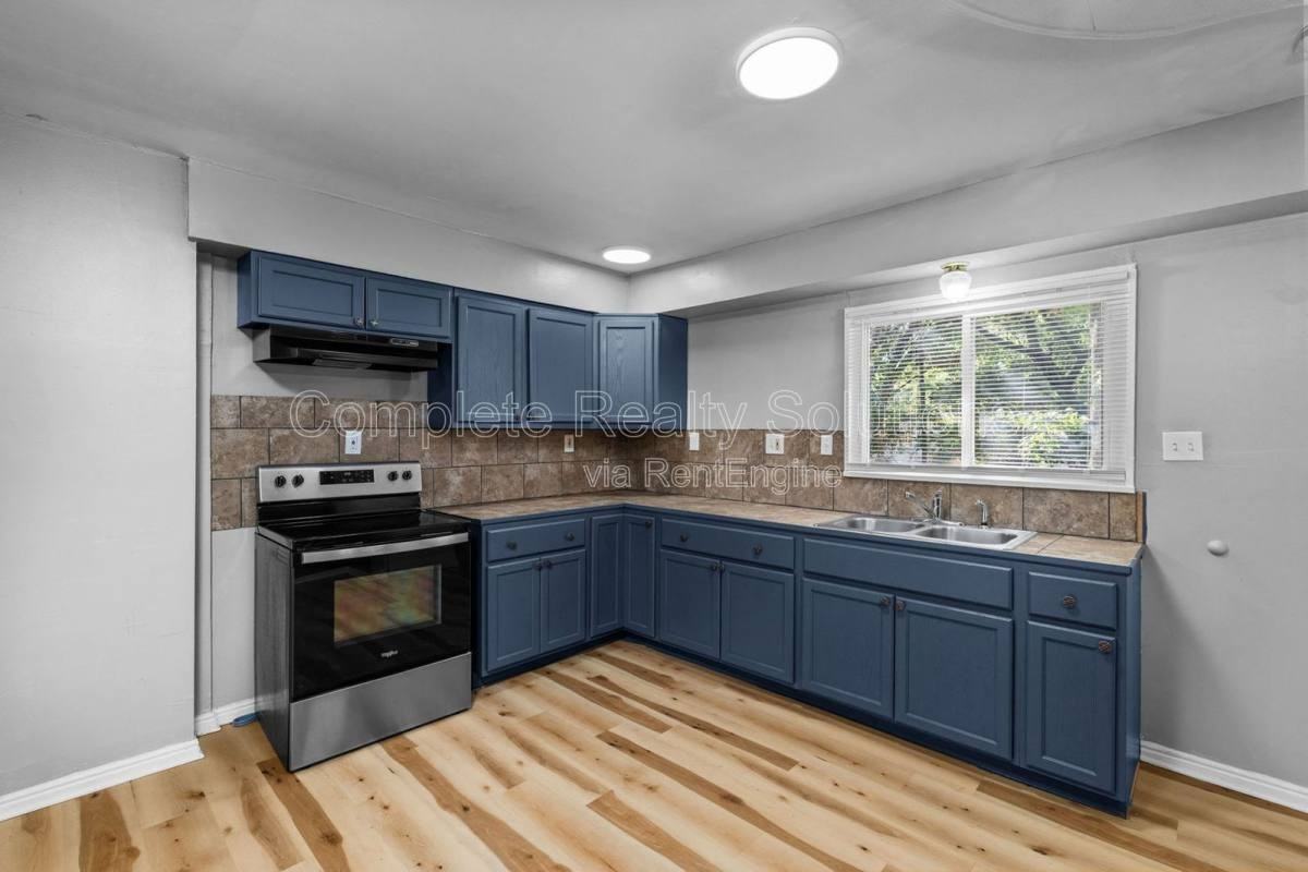 10465 Lord Dr - Photo 2 of 10