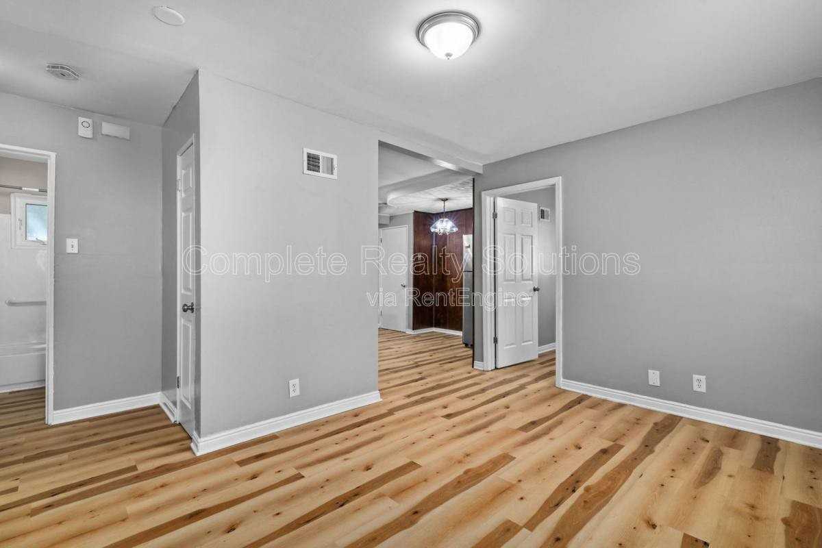 10465 Lord Dr - Photo 3 of 10