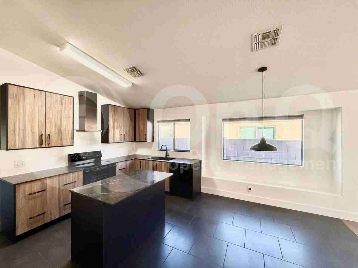 2021 E Caldwell St - Photo 5 of 10