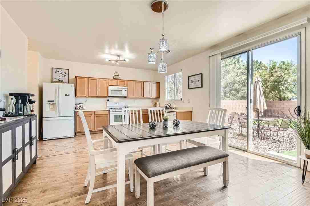 8252 Pearl Oasis Ct - Photo 7 of 28