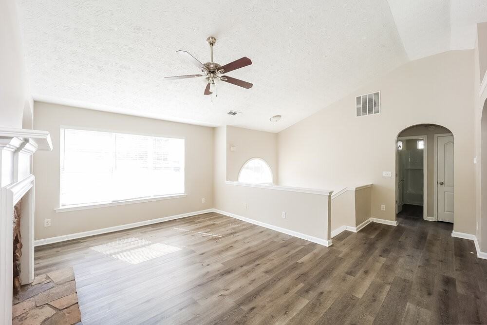 587 Rosewood Circle - Photo 5 of 17