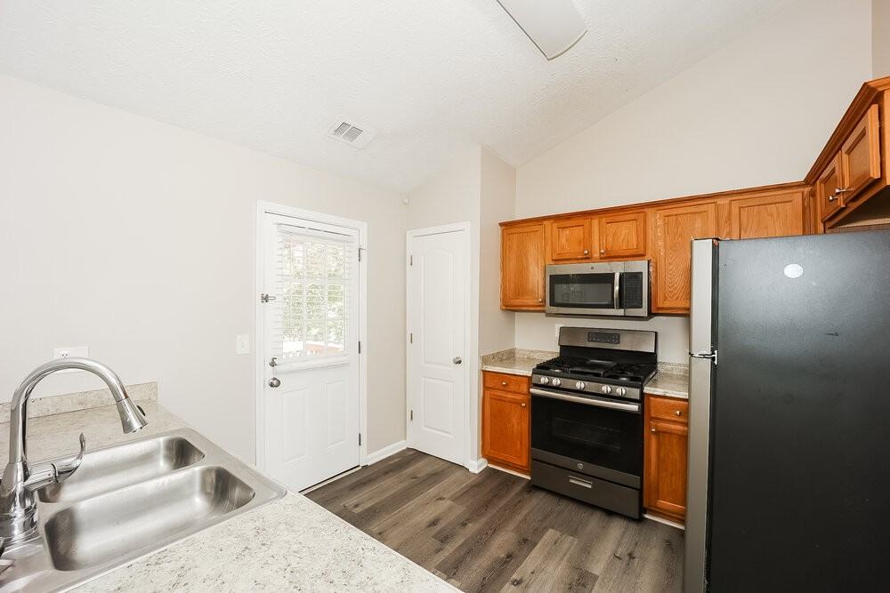 587 Rosewood Circle - Photo 7 of 17