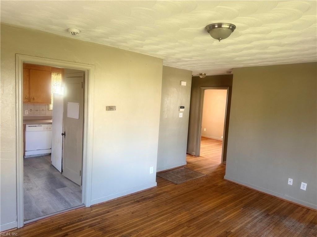 635 Newport News Ave - Photo 4 of 17