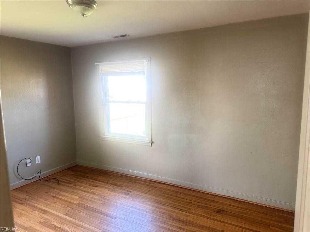 635 Newport News Ave - Photo 6 of 17