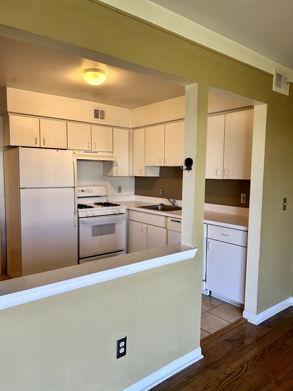 426 North Fox Hills Drive - Photo 4 of 16