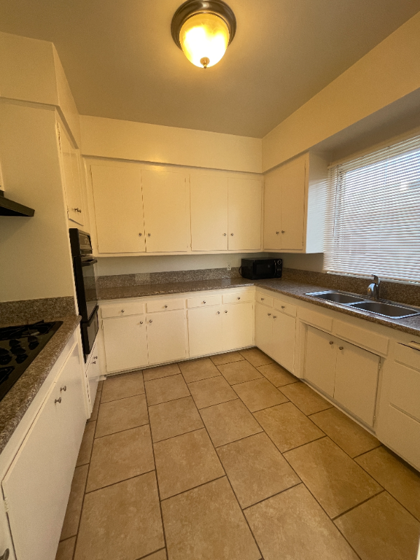 1122 S Clark Dr #4 - Photo 2 of 10