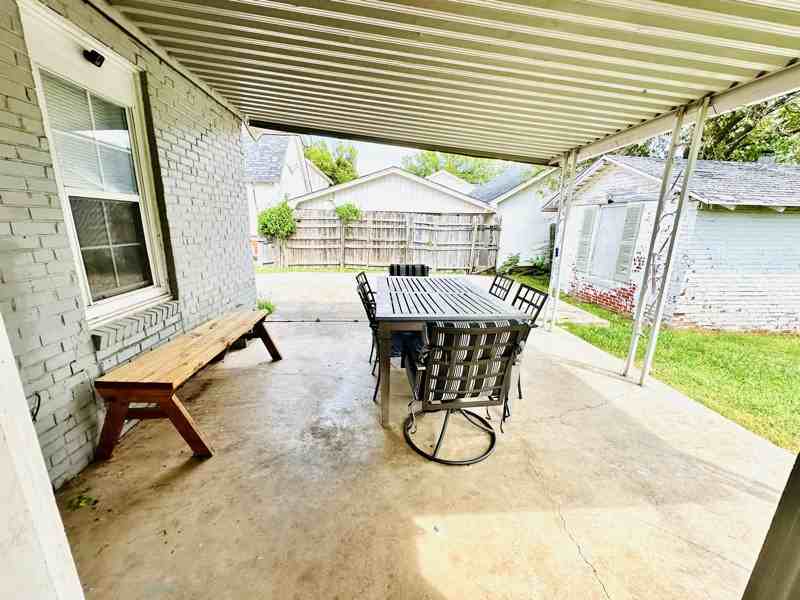 606 Nw Dearborn Ave - Photo 4 of 9