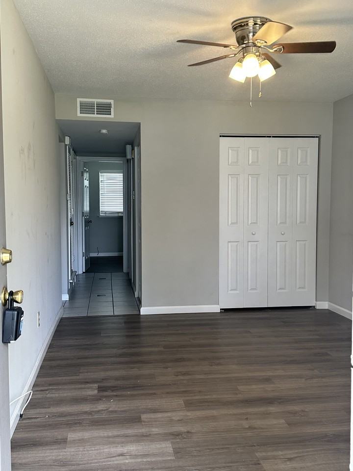 2333 Saint George Ln - Photo 2 of 8