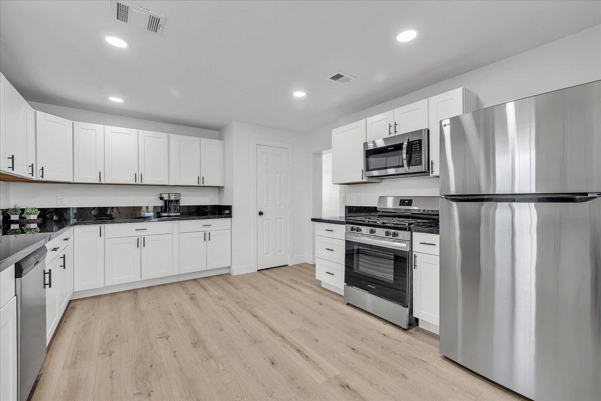 N Ashland - Photo 2 of 6