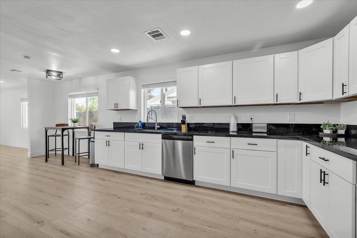 N Ashland - Photo 3 of 6