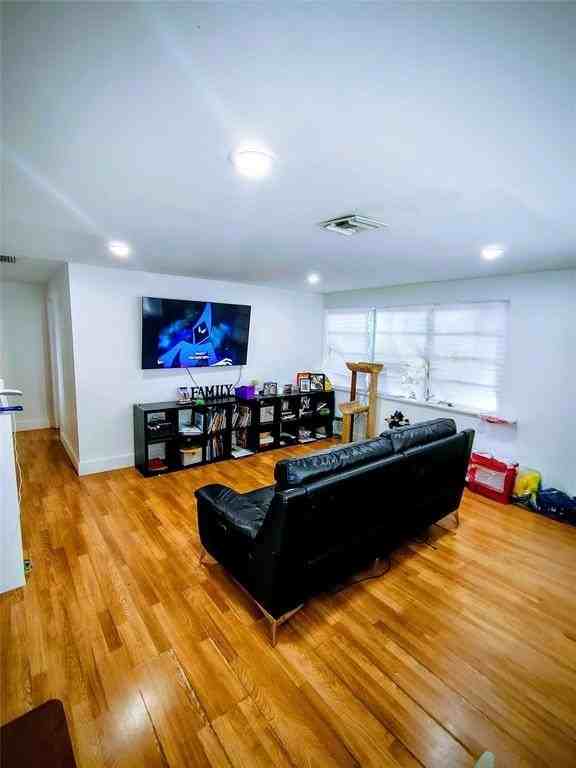 6134 Buchanan St - Photo 4 of 18