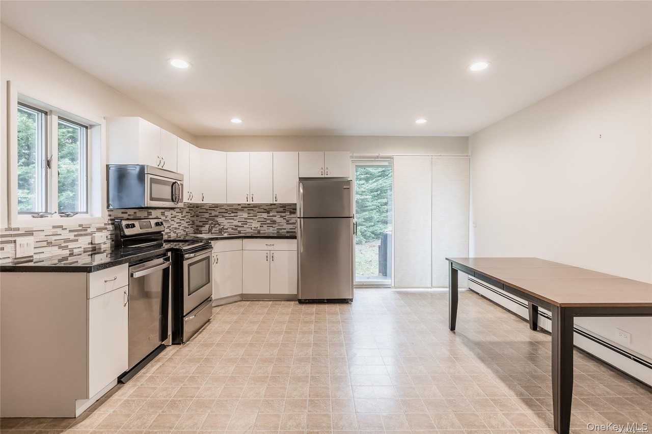 4 Fenway Dr - Photo 3 of 12