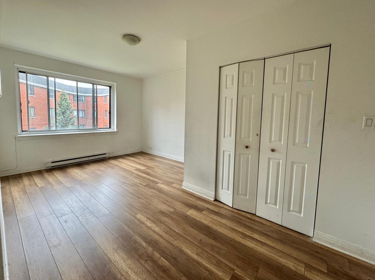 341 Boul Graham #18 - Photo 3 of 13