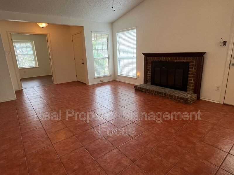 116 Kings Row - Photo 4 of 12