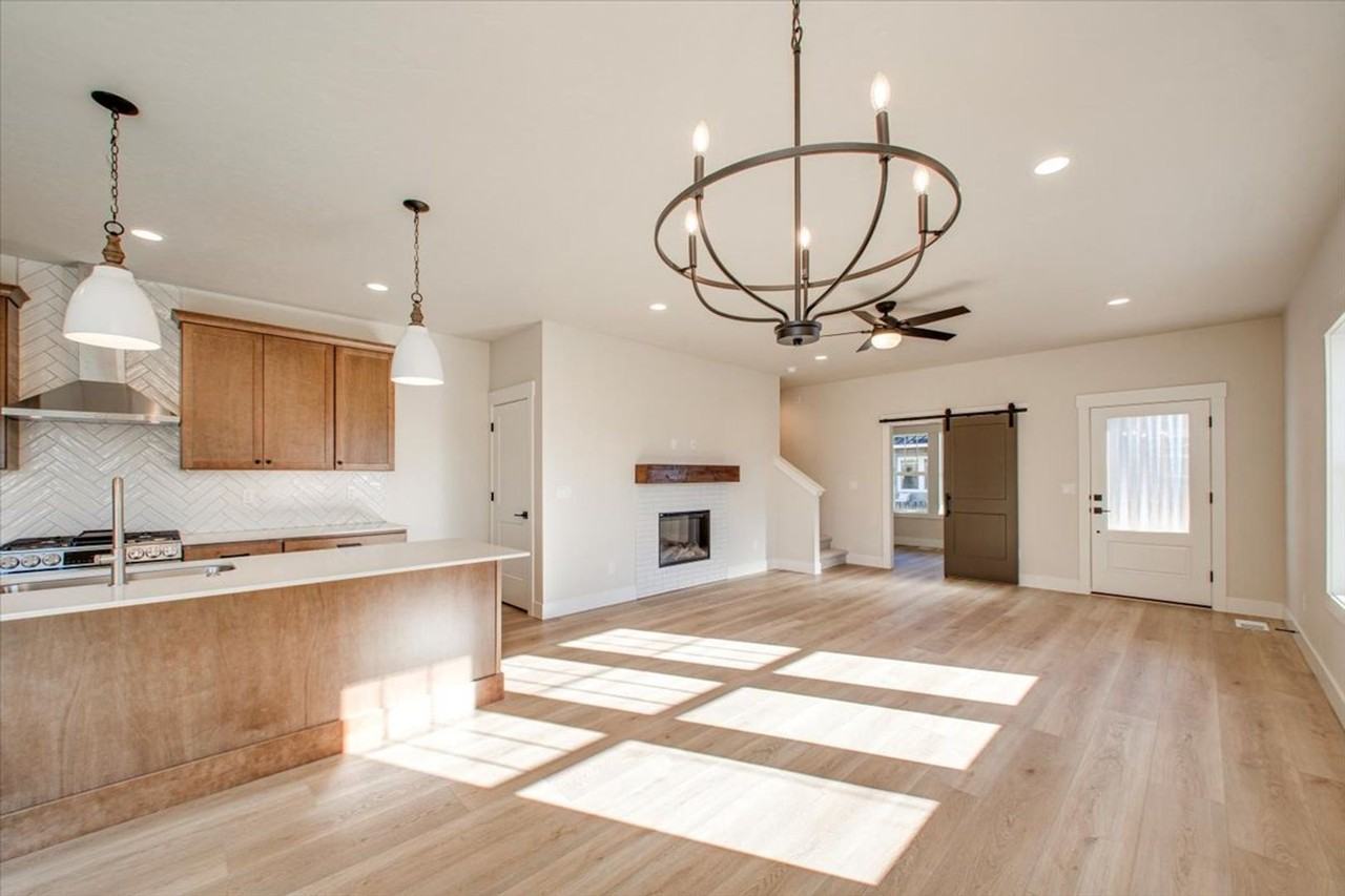 1693 E Cutgrass Ln - Photo 4 of 33