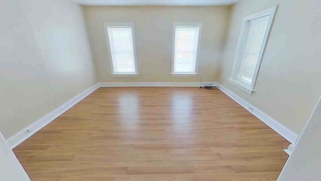 201 1/2 E Walnut St - Photo 4 of 11