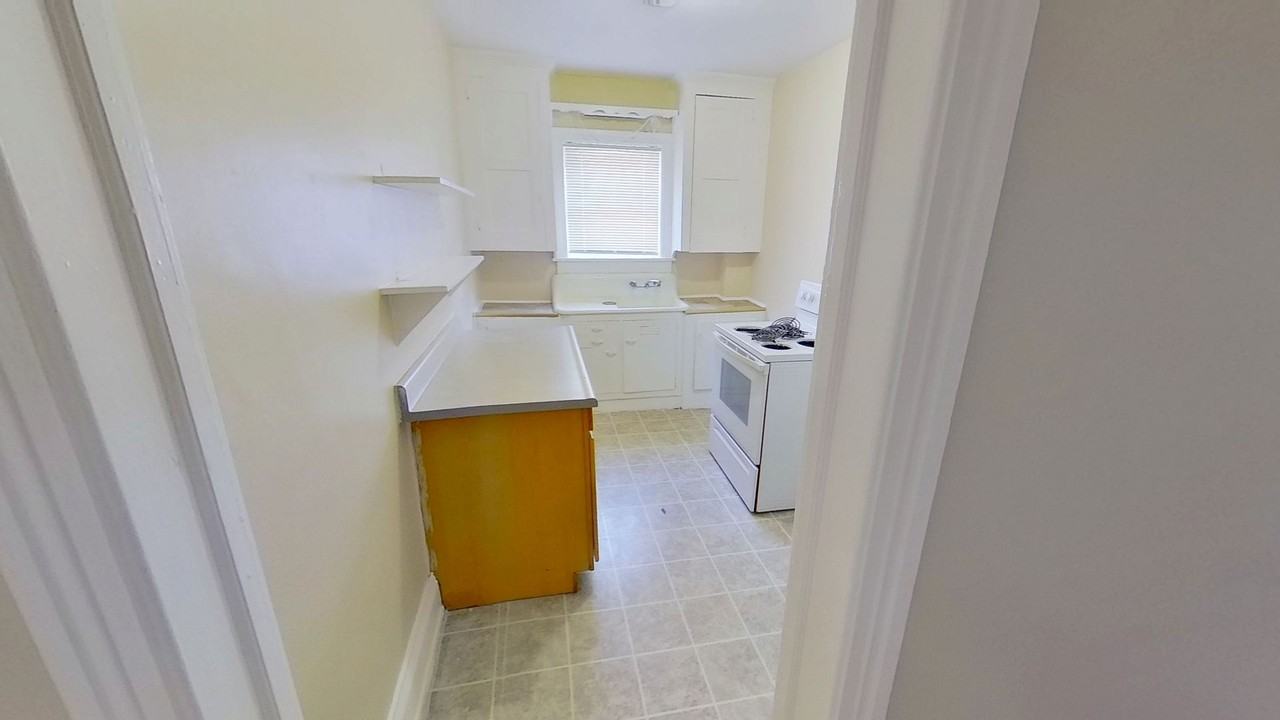 201 1/2 E Walnut St - Photo 6 of 11