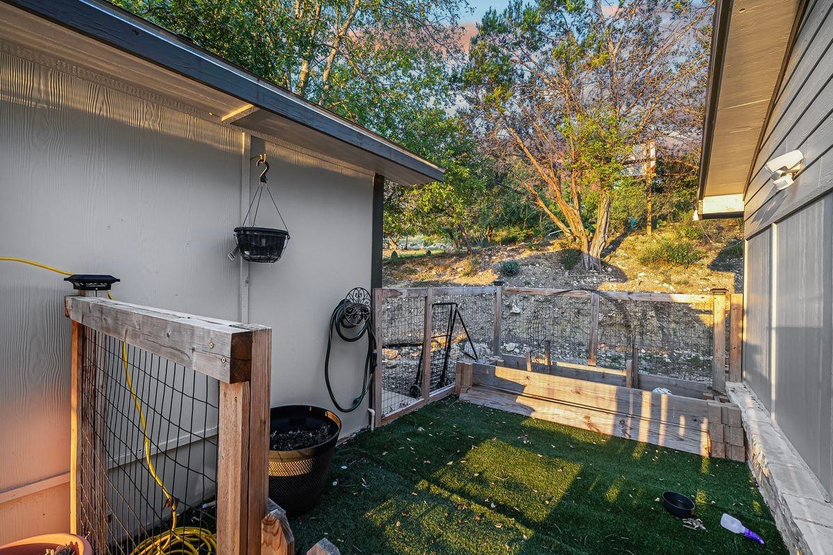 133 Alamo Dr - Photo 3 of 27