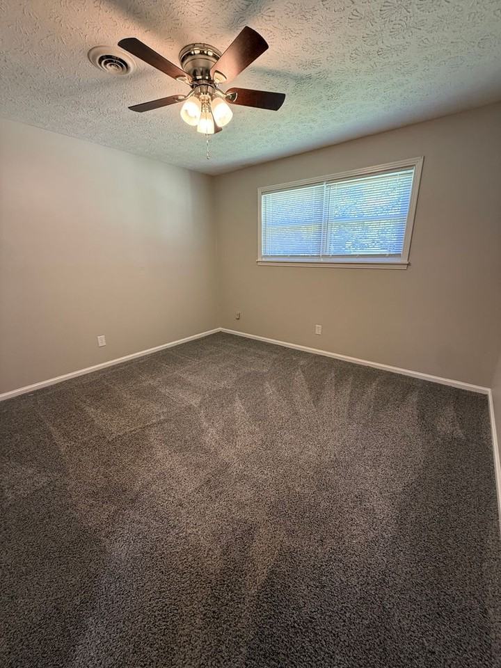 100 Debbie Dr - Photo 2 of 10