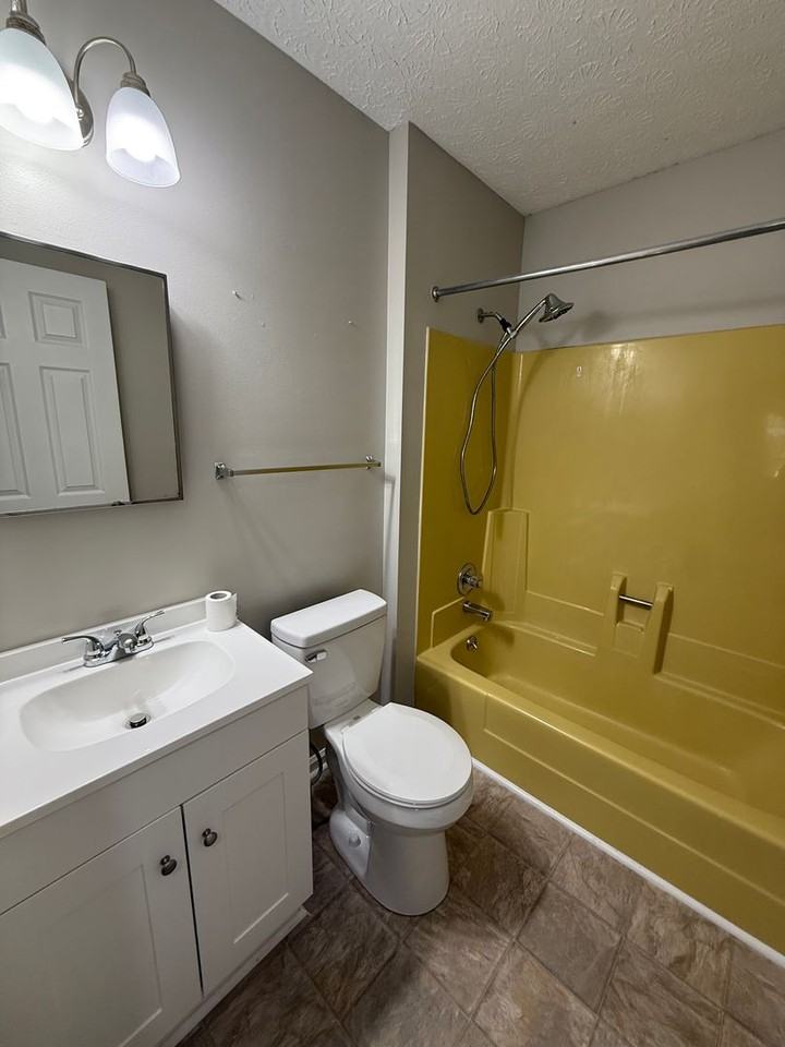 100 Debbie Dr - Photo 3 of 10