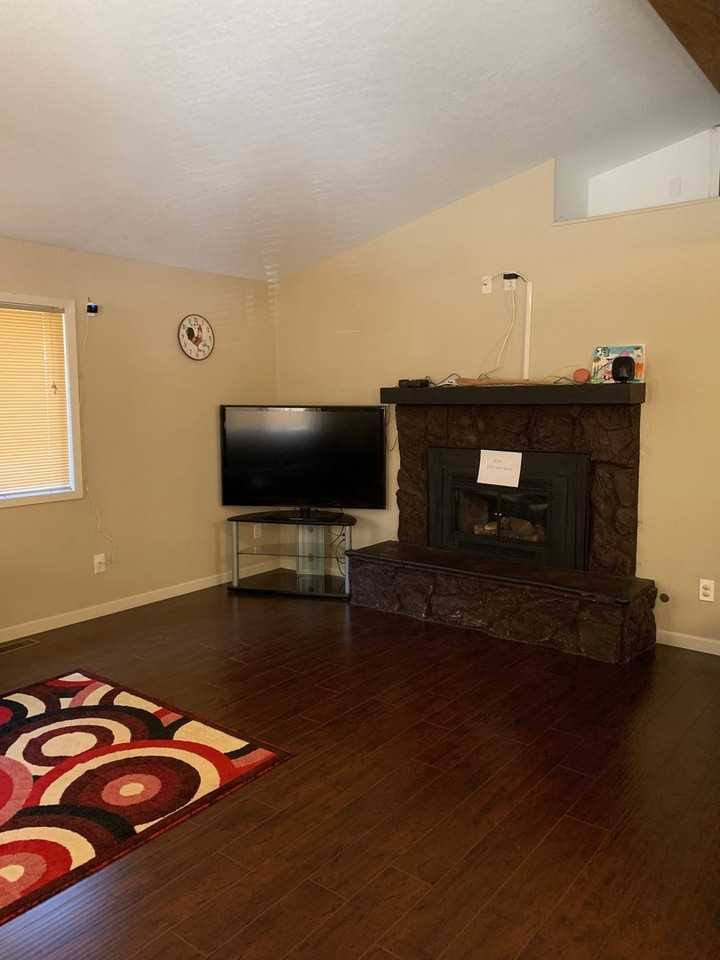 1898 D St - Photo 4 of 12