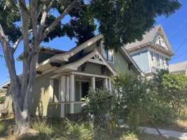 featured image of 929 W 23rd St