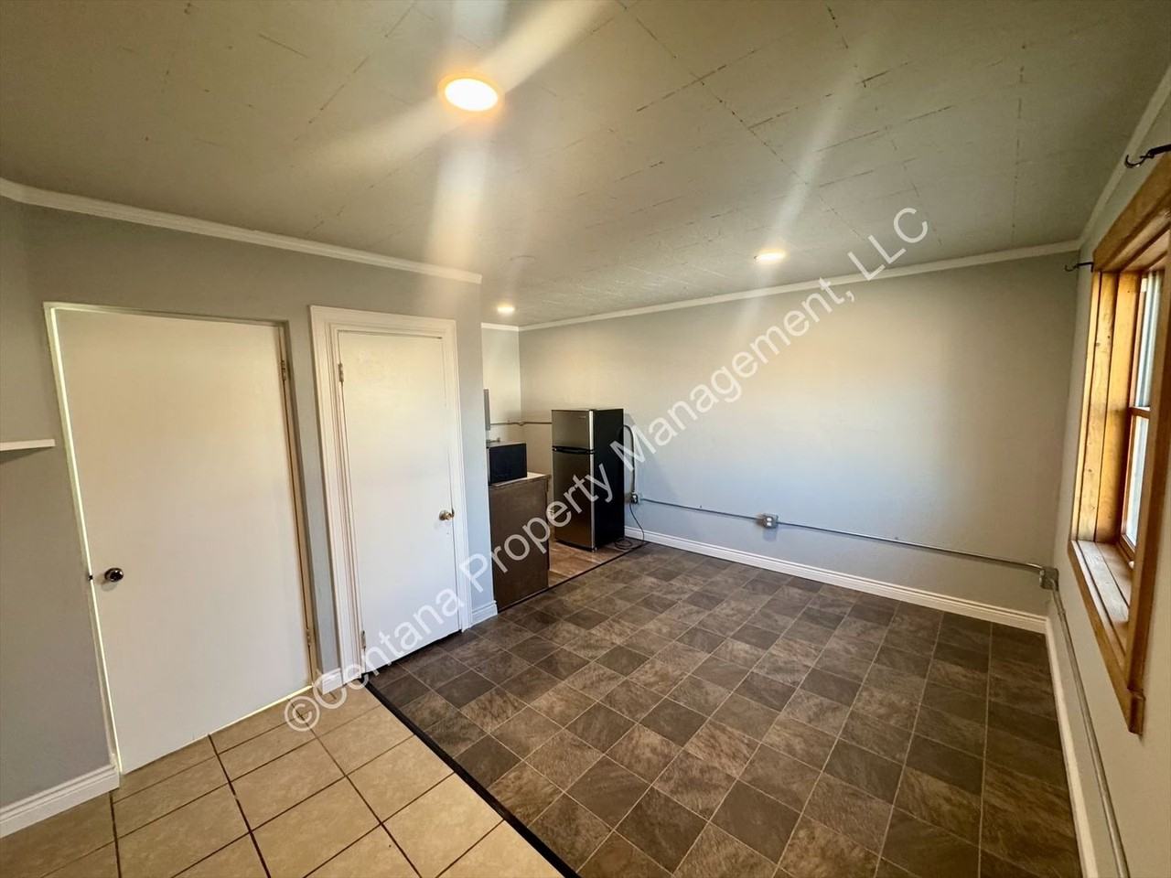 920 South Montana Street - Photo 2 of 7