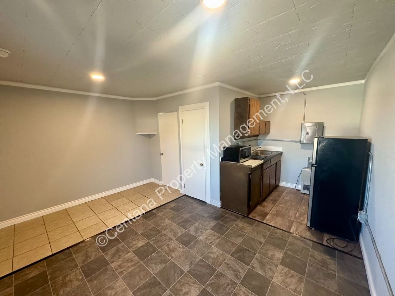 920 South Montana Street - Photo 3 of 7