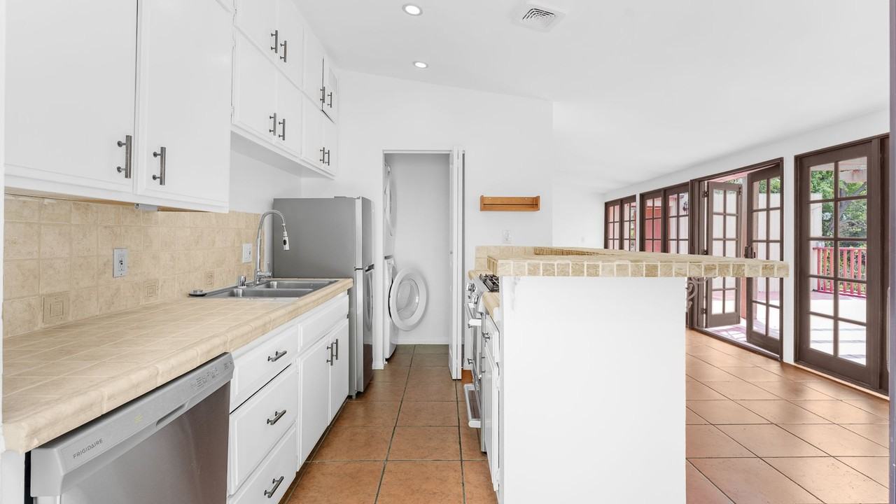 1450 Benedict Canyon Dr - Photo 2 of 42