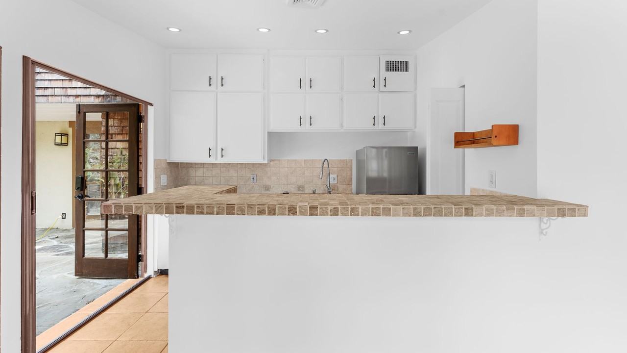 1450 Benedict Canyon Dr - Photo 7 of 42