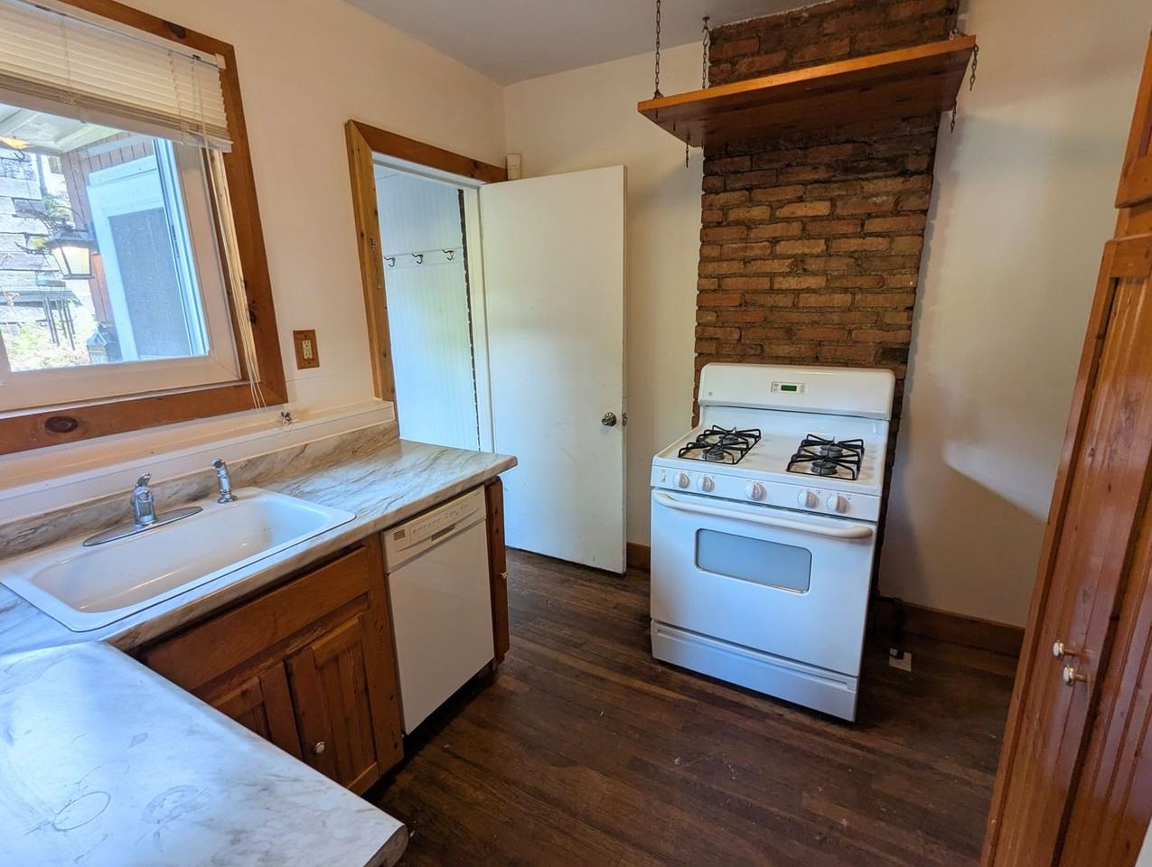 3006 Marshall Rd - Photo 2 of 19