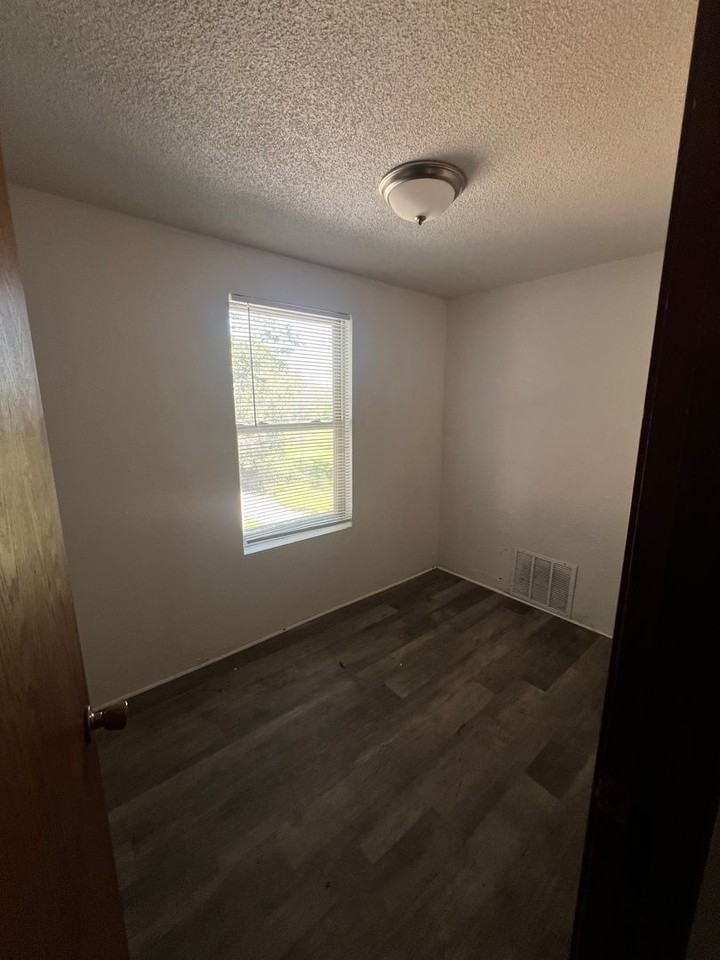 1211 Reynolds Avenue - Photo 4 of 7