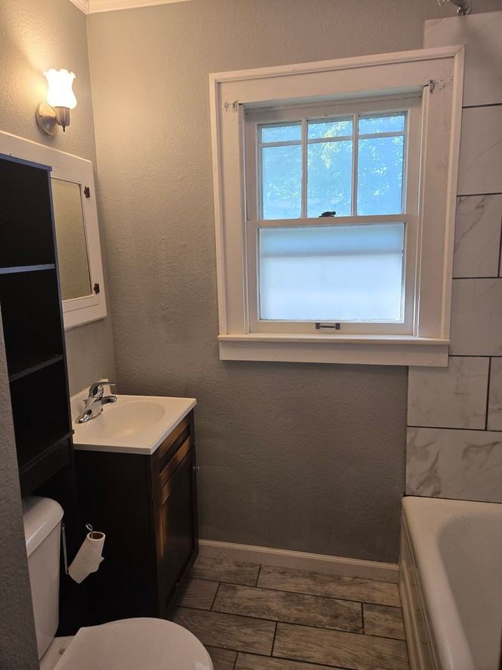 117 N Spring St - Photo 5 of 18