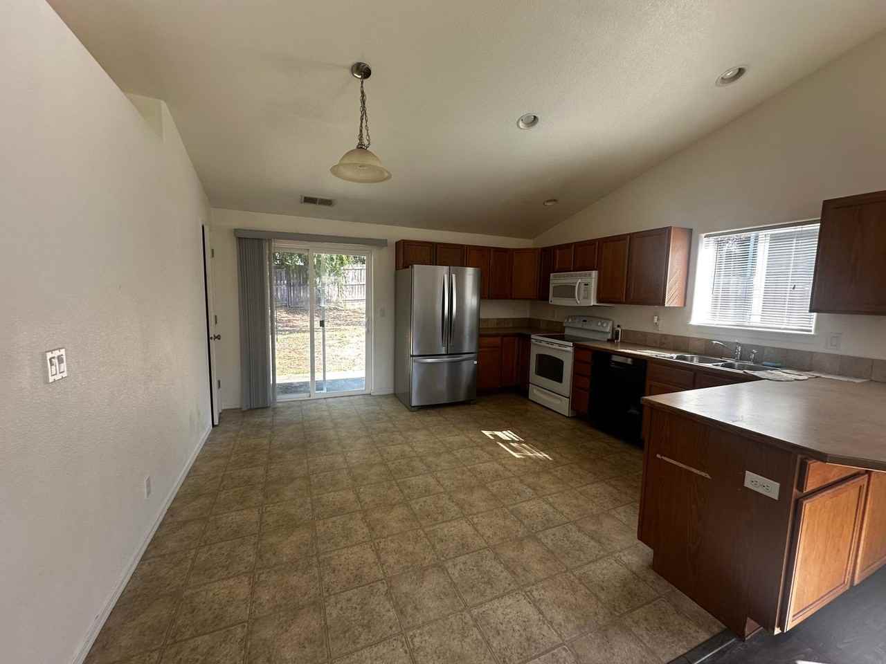 995 Rolling Hills Rd - Photo 3 of 8