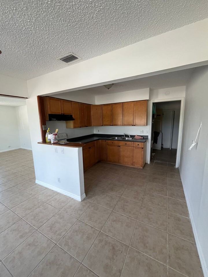 6060 N Dixie Hwy - Photo 3 of 14