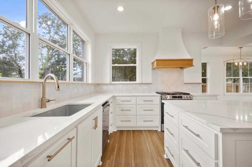 524 W B Ave - Photo 2 of 50