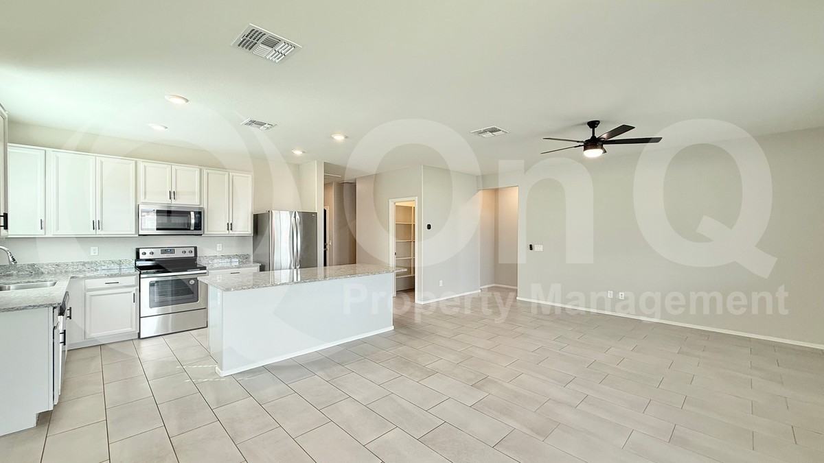 8142 W Sands Rd - Photo 3 of 30