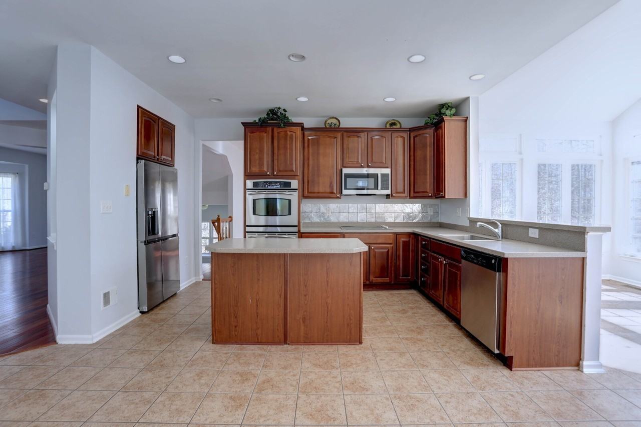 7232 Lyndsey Way - Photo 6 of 17