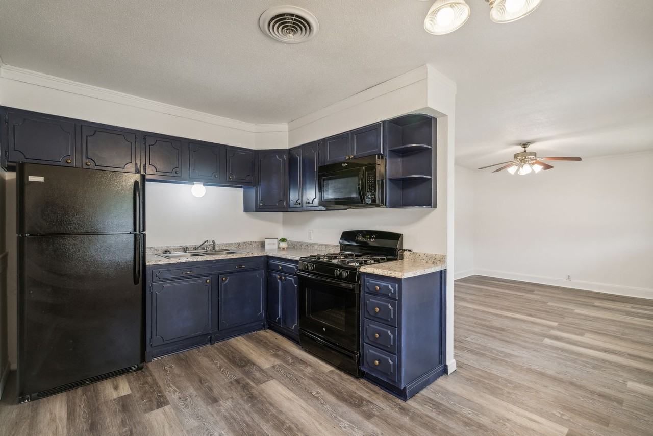 2219 S Park St - Photo 2 of 6