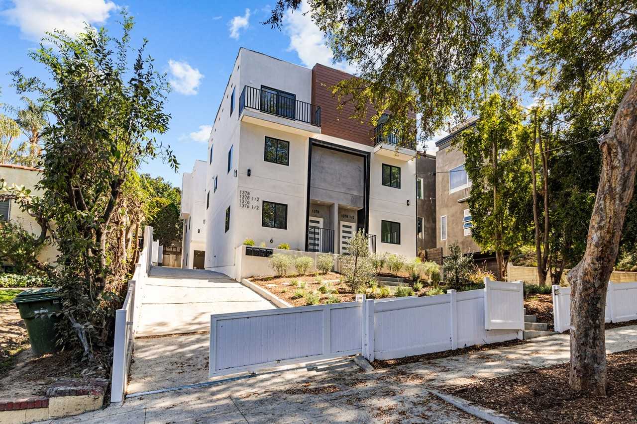 1376 Edgecliffe Dr - Photo 3 of 40