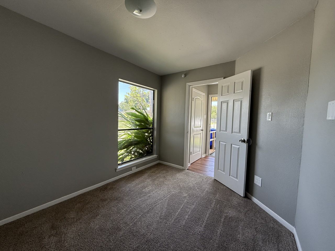 923 18th St #4 - Photo 3 of 6