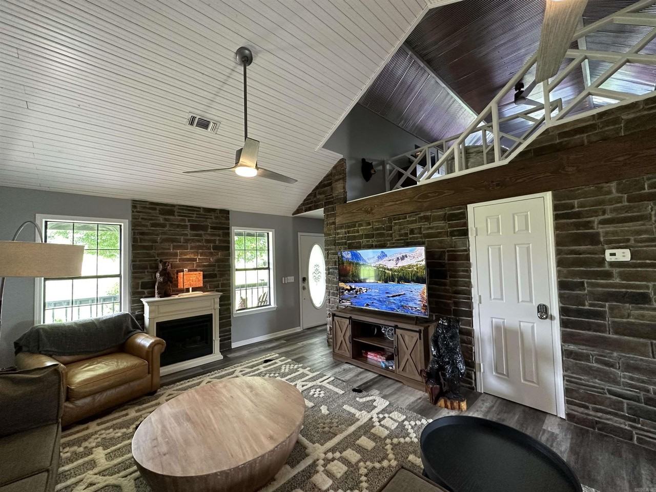 896 Vaughn Rd - Photo 2 of 50