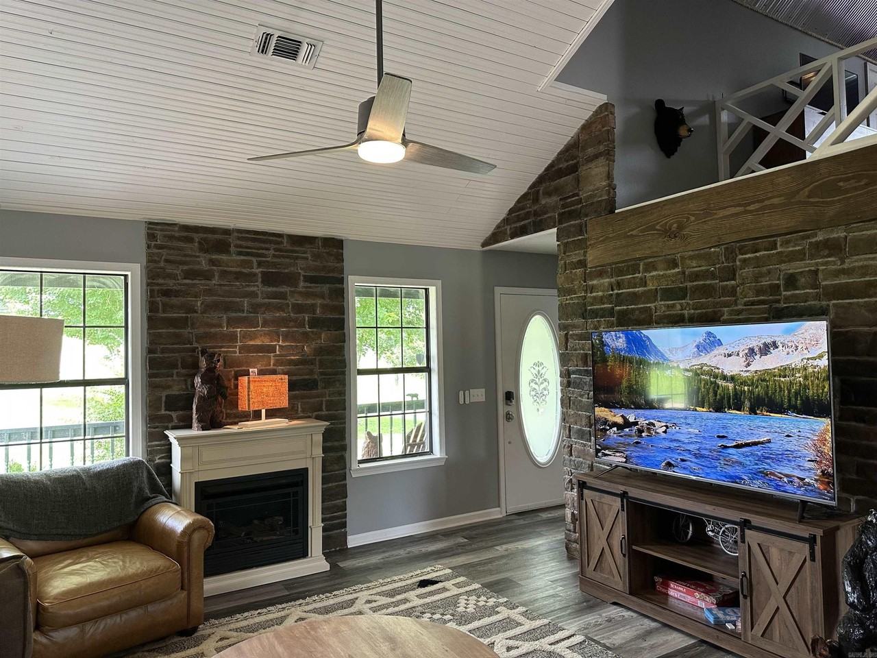 896 Vaughn Rd - Photo 3 of 50